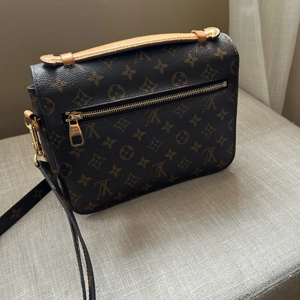 Louis Vuitton Monogram Pochette Metis